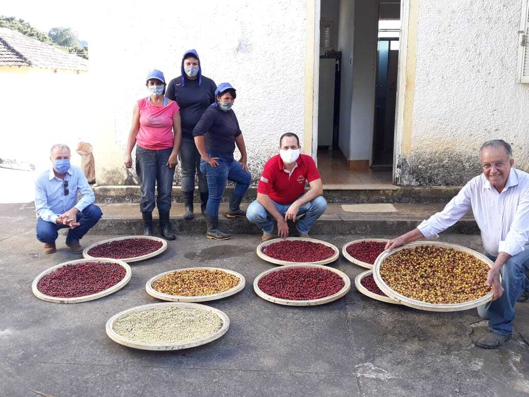 Cooperados CooperRita reunidos com a produção de café